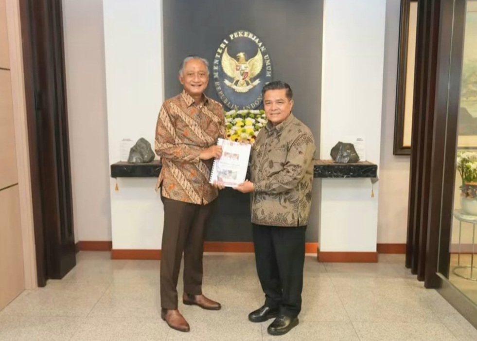 Bupati Agam Benni Warlis serahkan proposal ke Menteri Pekerjaan Umum (PU) Dody Hanggodo.