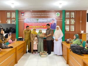 Gustami Hidayat Serahkan Bantuan Penanganan Rawan Pangan untuk Ibu Hamil dan Balita di Kota Padang
