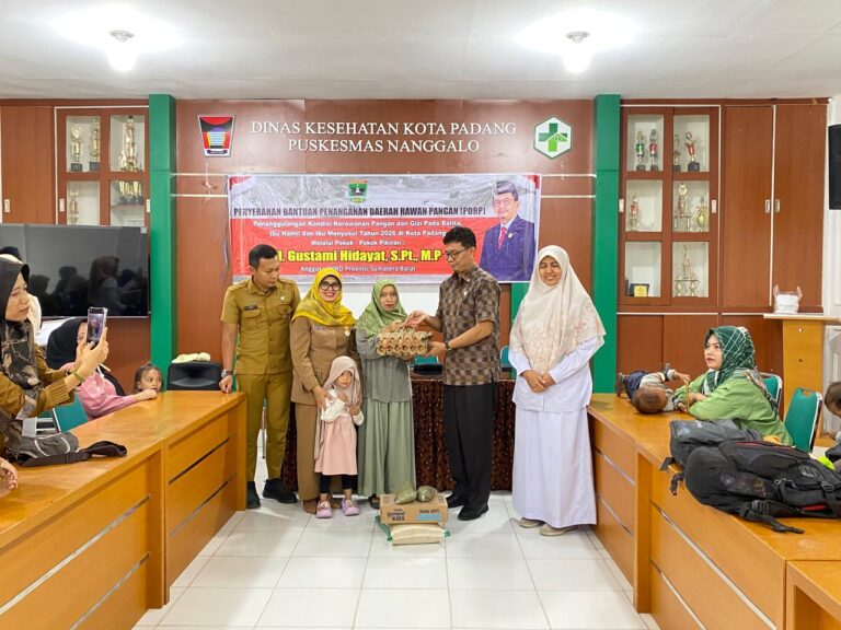 Gustami Hidayat Serahkan Bantuan Penanganan Rawan Pangan untuk Ibu Hamil dan Balita di Kota Padang