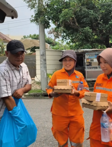 Rahmat Care Berbagi Nasi Kotak di Kawasan Pantai Padang dalam Program Jumat Berkah