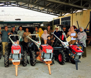 Nurna Eva Karmila Salurkan 6 Unit Handtraktor dari APBD Sumbar untuk Kelompok Tani Agam