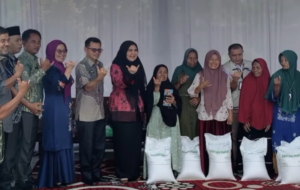 Hj. Nevi Zuairina Hadiri Penyaluran Bantuan Pangan Beras di Kinali Pasaman Barat