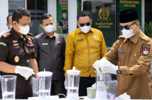 HADIRI PEMUSNAHAN BARANG BUKTI KEJARI, WAKIL WALI KOTA IBNU ASIS TEGASKAN PEMKO BUKITTINGGI SIAPKAN PERDA ANTI NARKOBA