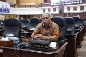 ANGGOTA DPRD SUMBAR RAFDINAL ANGGARKAN PEMASANGAN LISTRIK GRATIS UNTUK 105 RUMAH DI AGAM