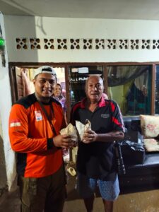 AKSI CEPAT TANGGAP PKS KOTO TANGAH BAGIKAN MAKAN MALAM UNTUK KORBAN BANJIR
