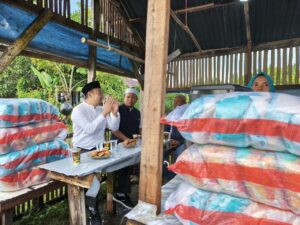 ANGGOTA DPR RI RAHMAT SALEH SALURKAN BANTUAN BERAS DAN DANA UNTUK KORBAN BANJIR