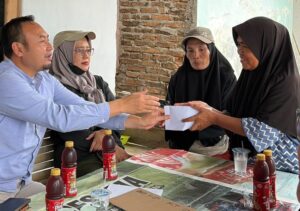 Rahmat Saleh Salurkan Bantuan bagi Korban Banjir Lubuk Minturun, Dorong Warga Bangkit Kembali