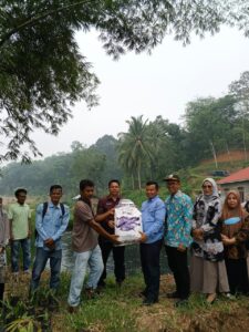 Syofian Hendri Salurkan Bantuan Bibit dan Pakan Lele untuk Kelompok Tani Berkah di Padang Sibusuk