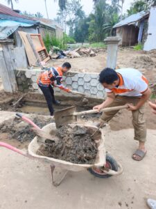 DPC PKS Koto Tangah Bersihkan Drainase Pascabanjir Bandang di Kampung Apa, Padang