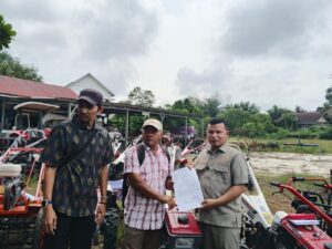 Syofian Hendri Serahkan Bantuan Alsintan kepada 11 Kelompok Tani di Sijunjung