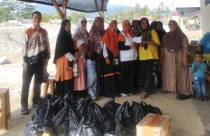 RKI Peduli DPW PKS Sumbar Salurkan Paket Sembako dan Bantuan Tunai untuk Korban Banjir di Padang