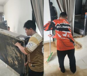 DPC PKS Koto Tangah dan Garuda Keadilan Gotong Royong Bersihkan Rumah Warga Terdampak Banjir di Padang